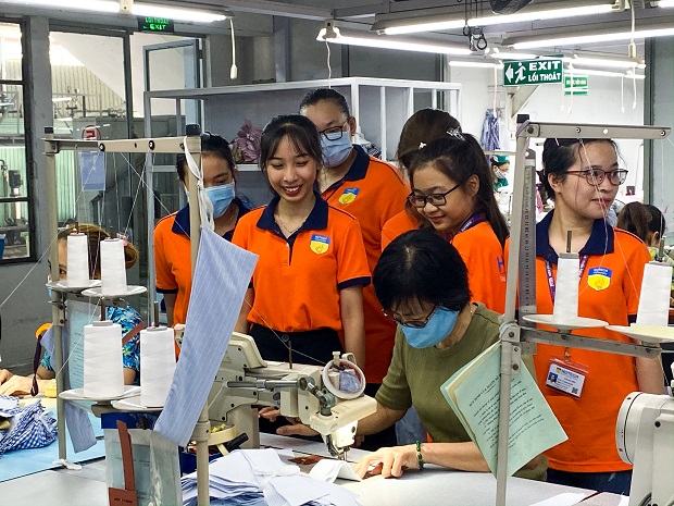 Sinh viên ngành Công nghệ Dệt May tham quan công ty May Hưng Phú thuộc Tổng công ty 28 Bộ Quốc Phòng 58
