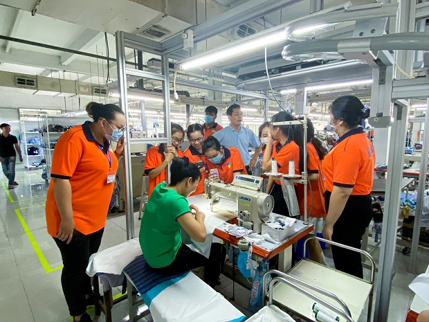 Sinh viên ngành Công nghệ Dệt May tham quan công ty May Hưng Phú thuộc Tổng công ty 28 Bộ Quốc Phòng 59