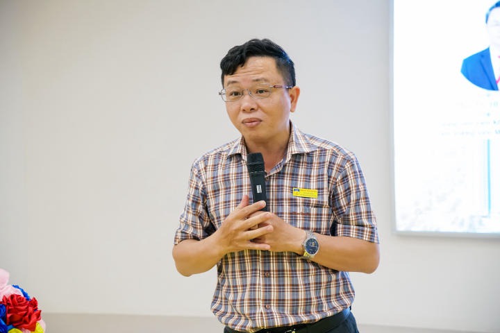 PGS.TS. Thái Văn Nam gửi lời tri ân đến 02 diễn giả chính tại hội thảo