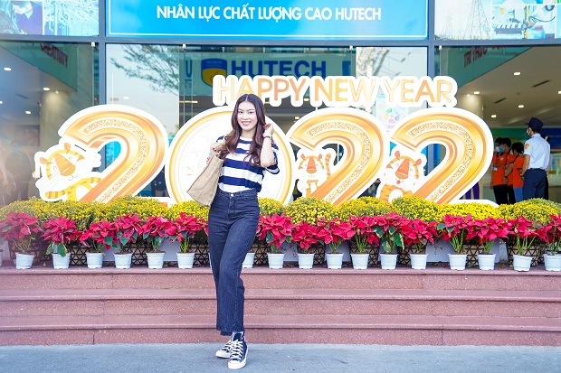 Bắt gặp Á hậu Ngọc Thảo xinh đẹp trong ngày đầu tiên trở lại trường 16