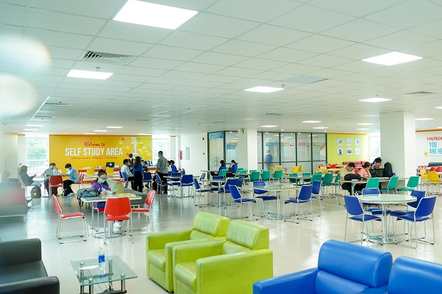 Bắt gặp Á hậu Ngọc Thảo xinh đẹp trong ngày đầu tiên trở lại trường 70