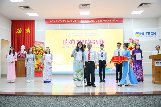 HUTECH tổ chức Lễ kỷ niệm 90 năm ngày thành lập Đoàn TNCS Hồ Chí Minh, kết nạp Đảng cho 08 quần chúng ưu tú 106
