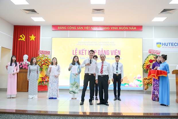 HUTECH tổ chức Lễ kỷ niệm 90 năm ngày thành lập Đoàn TNCS Hồ Chí Minh, kết nạp Đảng cho 08 quần chúng ưu tú 102