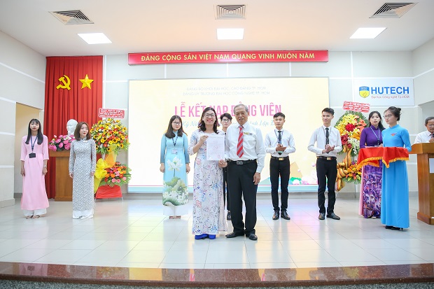HUTECH tổ chức Lễ kỷ niệm 90 năm ngày thành lập Đoàn TNCS Hồ Chí Minh, kết nạp Đảng cho 08 quần chúng ưu tú 87