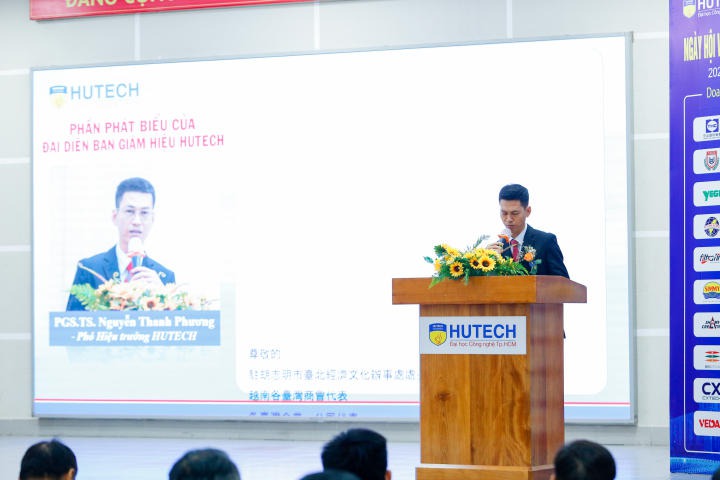 PGS.TS. Nguyễn Thanh Phương phát biểu cảm ơn đến các doanh nghiệp đã đồng hành, hợp tác cùng HUTECH
