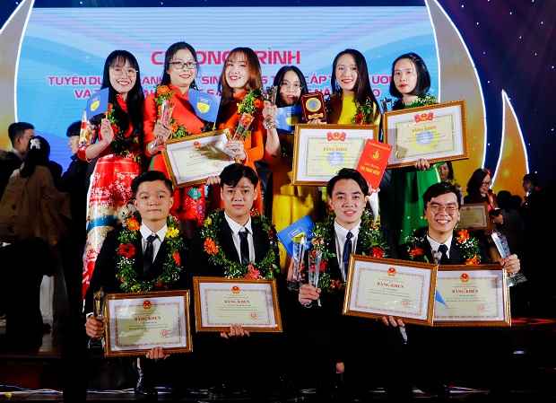 56 cá nhân, 4 tập thể “Sinh viên 5 tốt” cấp Trung ương và 01 “Sao Tháng Giêng” của HUTECH được vinh danh tại Hà Nội 28