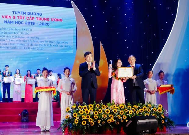 56 cá nhân, 4 tập thể “Sinh viên 5 tốt” cấp Trung ương và 01 “Sao Tháng Giêng” của HUTECH được vinh danh tại Hà Nội 45