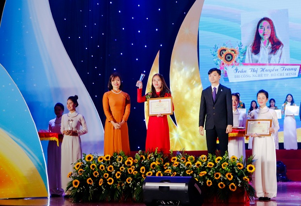 56 cá nhân, 4 tập thể “Sinh viên 5 tốt” cấp Trung ương và 01 “Sao Tháng Giêng” của HUTECH được vinh danh tại Hà Nội 54