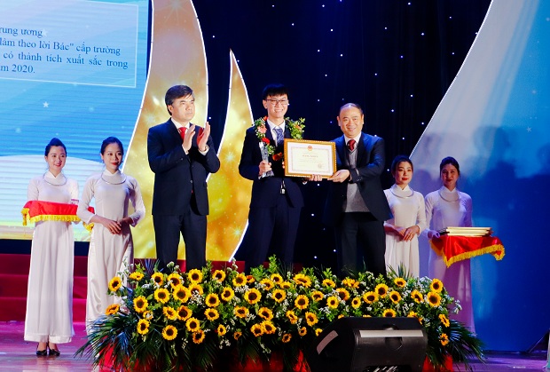 56 cá nhân, 4 tập thể “Sinh viên 5 tốt” cấp Trung ương và 01 “Sao Tháng Giêng” của HUTECH được vinh danh tại Hà Nội 39