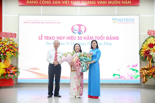 HUTECH tổ chức Lễ kỷ niệm 90 năm ngày thành lập Đoàn TNCS Hồ Chí Minh, kết nạp Đảng cho 08 quần chúng ưu tú 75