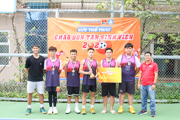 Đội CTXH-HUTECH vô địch môn Bóng đá nam Giải thể thao Tân Sinh viên 2020 93