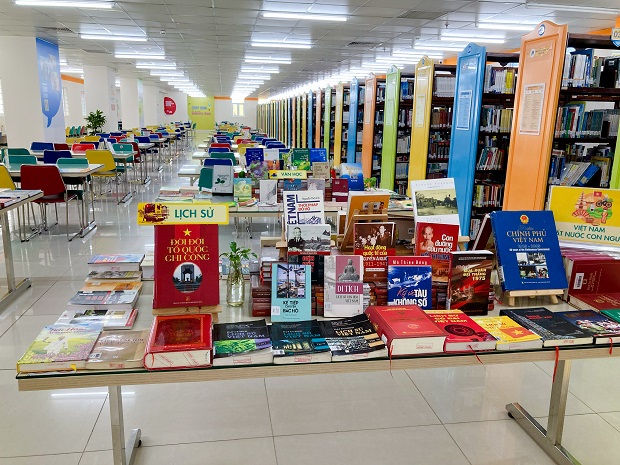 Explore more than 1,000 titles at the “Books - Culture Reading in the 4.0 technology era” exhibition at HUTECH Library 12