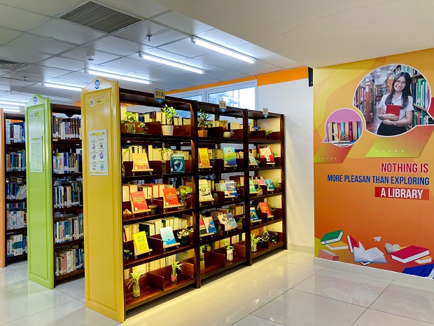 Explore more than 1,000 titles at the “Books - Culture Reading in the 4.0 technology era” exhibition at HUTECH Library 43