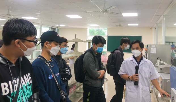 "Tân binh" Viện Khoa học Ứng dụng HUTECH khám phá Viện Công nghệ cao và Trung tâm Thực hành thí nghiệm 51