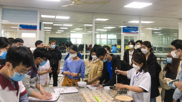 "Tân binh" Viện Khoa học Ứng dụng HUTECH khám phá Viện Công nghệ cao và Trung tâm Thực hành thí nghiệm 45