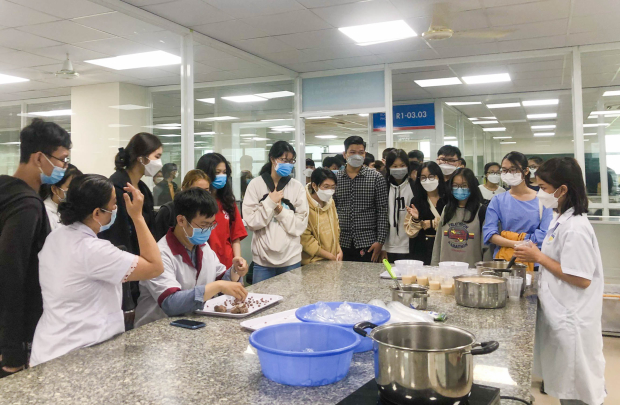 "Tân binh" Viện Khoa học Ứng dụng HUTECH khám phá Viện Công nghệ cao và Trung tâm Thực hành thí nghiệm 48