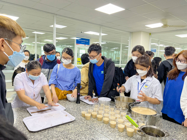 "Tân binh" Viện Khoa học Ứng dụng HUTECH khám phá Viện Công nghệ cao và Trung tâm Thực hành thí nghiệm 41