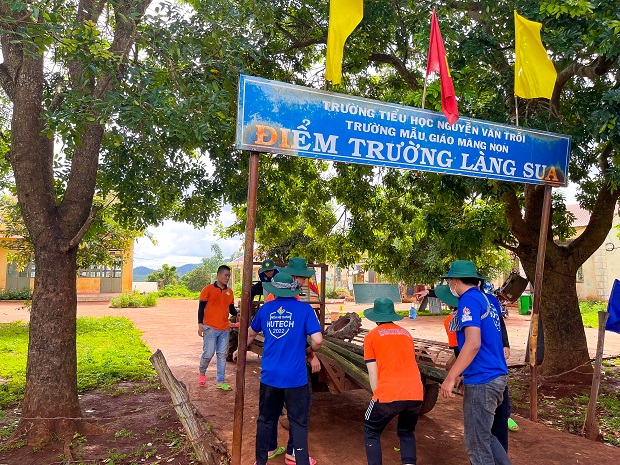 Mùa hè xanh HUTECH 2022: Đẩy nhanh tiến độ công trình cải tạo trường học ở làng Sur A (Gia Lai) 35
