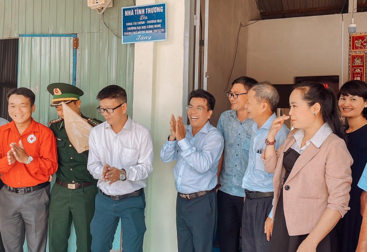 Khoa Tài chính - Thương mại trao tặng Nhà tình thương tại huyện Cần Giờ (TP.HCM) 41