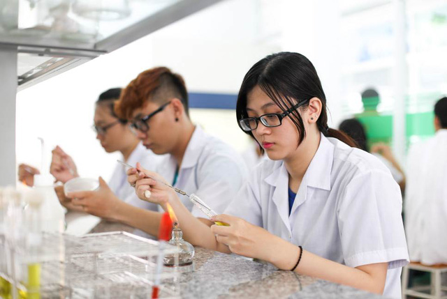 Sinh viên Công nghệ sinh học dùng chế phẩm nấm làm thuốc trừ sâu 28