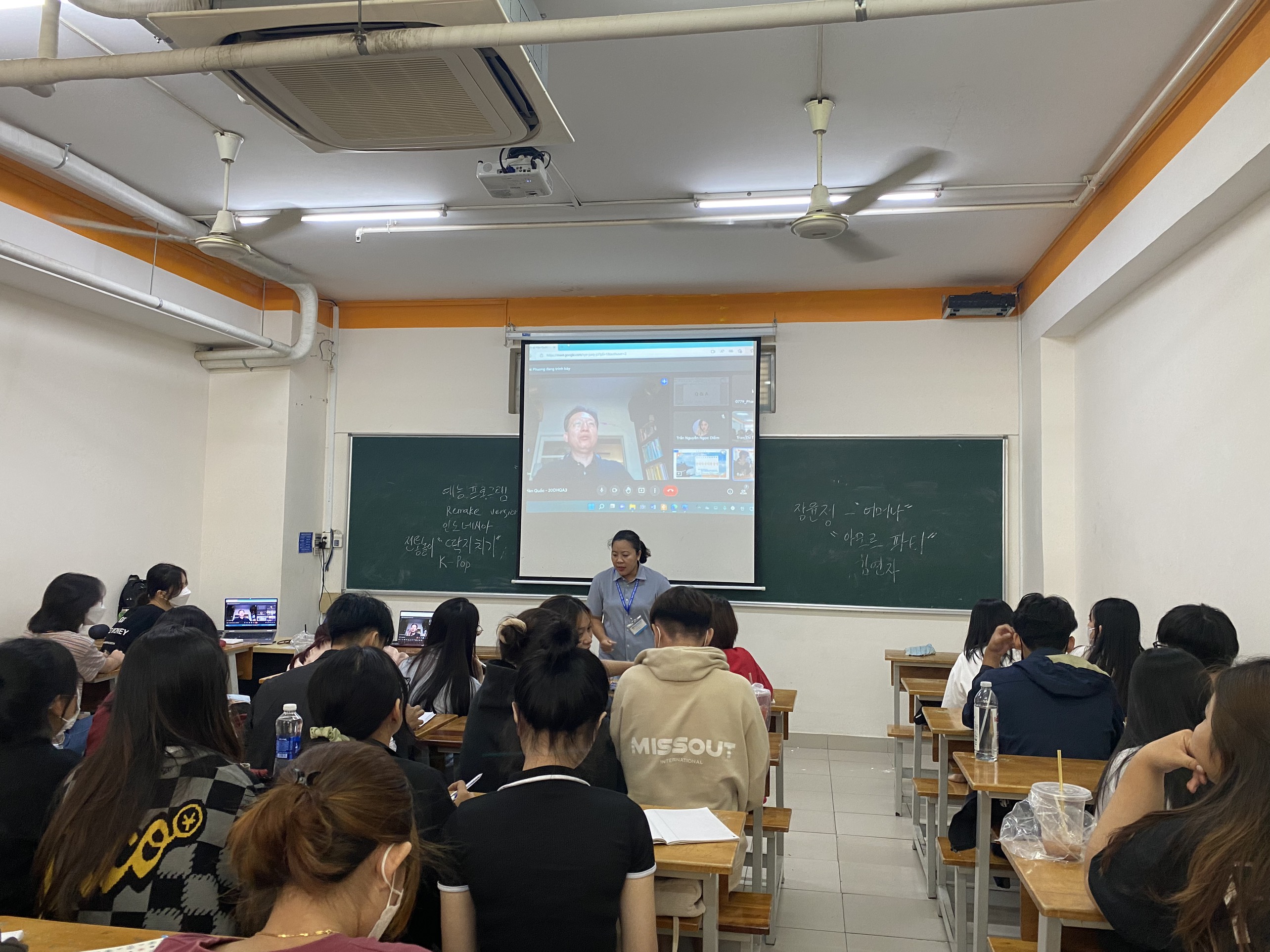 Sinh viên Khoa Hàn Quốc học tham gia buổi chuyên đề về “Văn hóa đại chúng và nền công nghiệp giải trí Hàn Quốc” 33