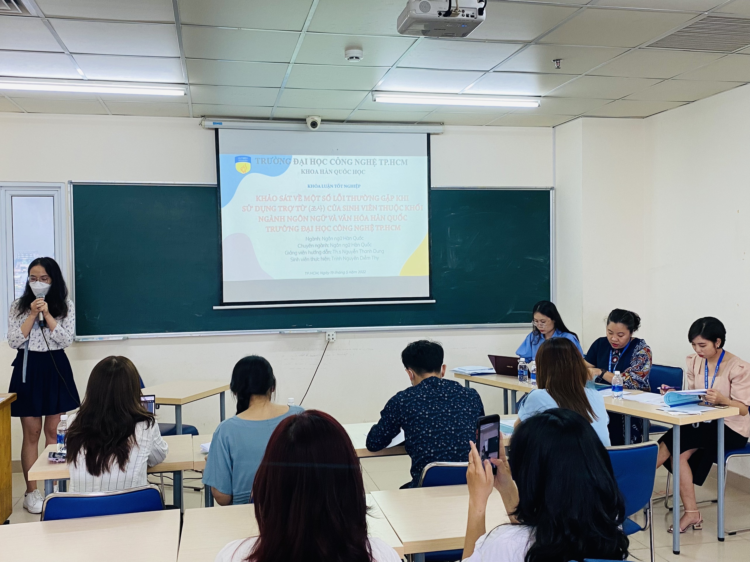 Khoa Hàn Quốc học tổ chức Bảo vệ khóa luận tốt nghiệp chuyên ngành Ngôn ngữ Hàn Quốc 12