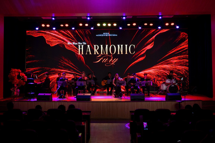 HARMONIC FURY: Hành Trình Từ Phòng Họp Đến Sân Khấu Sự Kiện Của Sinh Viên QHCC K2023 9