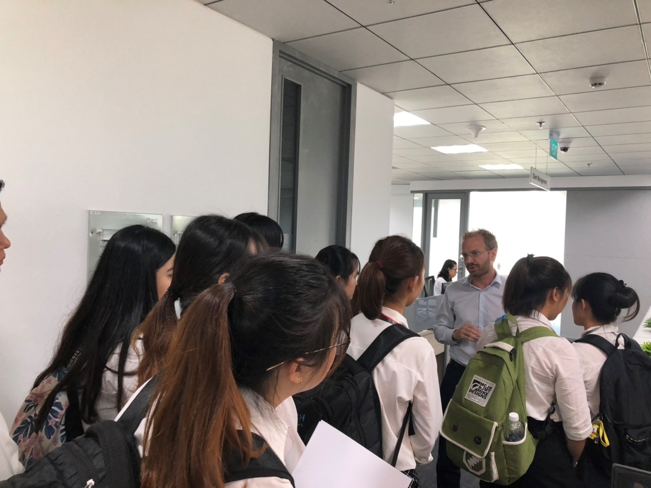 Sinh viên Khoa Tài chính – Thương mại HUTECH tham quan  Công ty TNHH DKSH Việt Nam 88