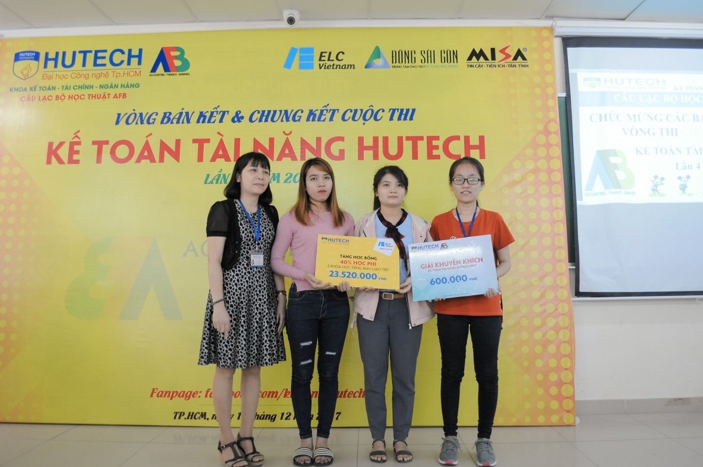 Tưng bừng vòng bán kết và chung kết, cuộc thi Kế toán tài năng Hutech – Lần thứ 2, Năm học 2017-2018 39