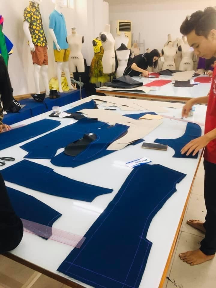 Một buổi học Thiết kế áo veston đầy thú vị của Sinh viên ngành Thiết kế thời trang HUTECH 9