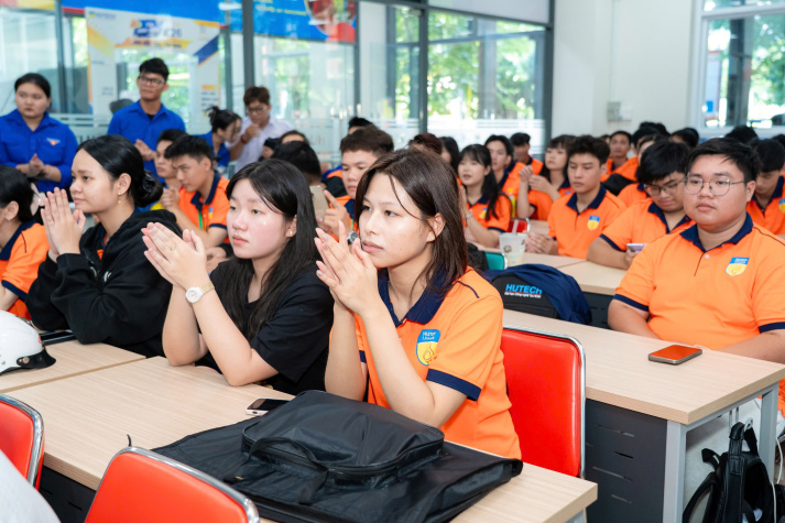 LAN TỎA GIÁ TRỊ – TIẾP SỨC SINH VIÊN VƯƠN LÊN TRONG HỌC TẬP 18