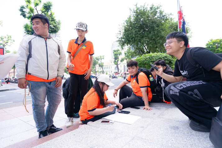 CITY TOUR "DẤU CHÂN TIẾP BƯỚC": SINH VIÊN KHOA KIẾN TRÚC - XÂY DỰNG KHÁM PHÁ THÀNH PHỐ TRÊN HÀNH TRÌNH METRO 36