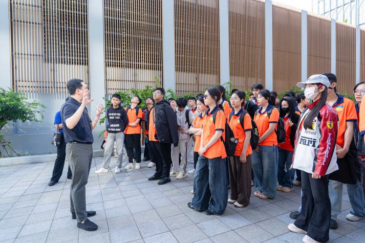 CITY TOUR "DẤU CHÂN TIẾP BƯỚC": SINH VIÊN KHOA KIẾN TRÚC - XÂY DỰNG KHÁM PHÁ THÀNH PHỐ TRÊN HÀNH TRÌNH METRO 13