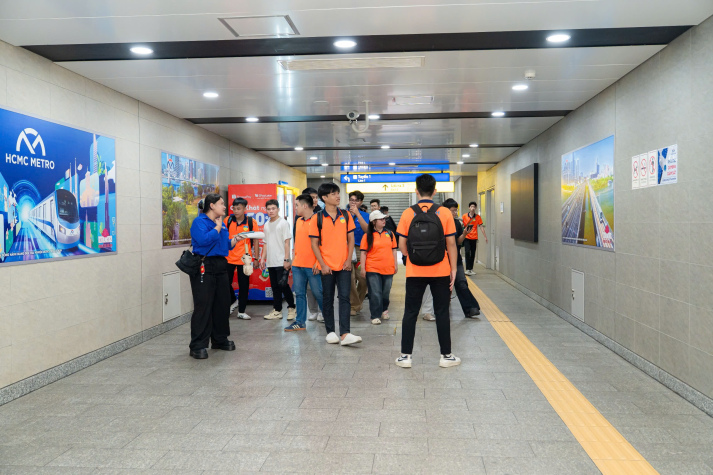 CITY TOUR "DẤU CHÂN TIẾP BƯỚC": SINH VIÊN KHOA KIẾN TRÚC - XÂY DỰNG KHÁM PHÁ THÀNH PHỐ TRÊN HÀNH TRÌNH METRO 29