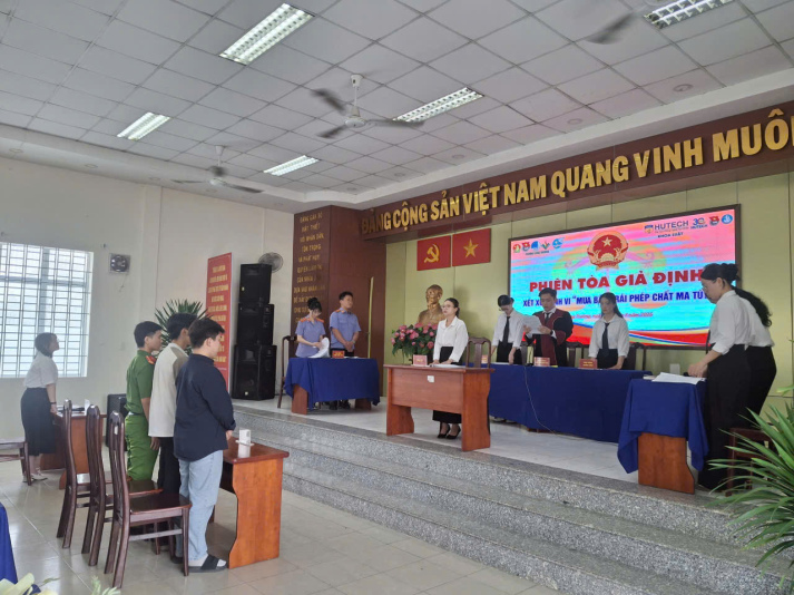 Khoa Luật - HUTECH tổ chức hoạt động phiên tòa giả định ấn tượng nhằm  nâng cao nhận thức cộng đồng và rèn luyện sinh viên 10