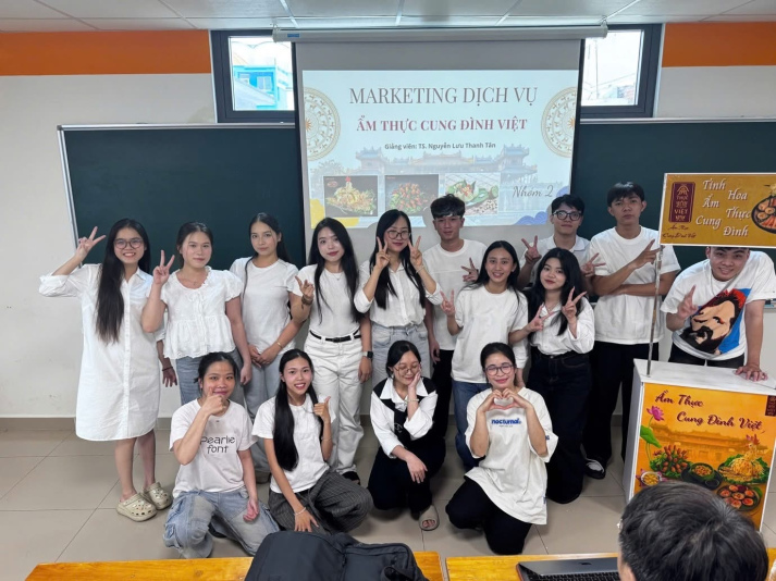 SINH VIÊN KHOA MARKETING - KINH DOANH QUỐC TẾ VÀ NHỮNG DỰ ÁN MARKETING DỊCH VỤ “CHẤT” HƠN NƯỚC CẤT 23