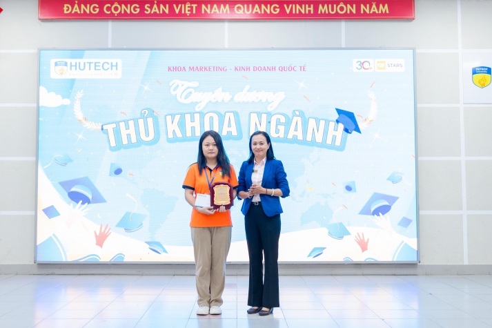 Khép lại chuỗi sự kiện chào đón Tân sinh viên K24 - Khoa Marketing - Kinh doanh quốc tế 30