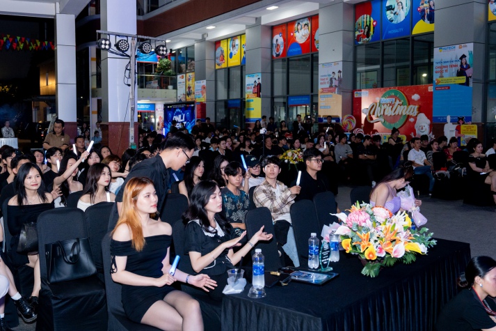 Sinh viên Khoa Marketing - Kinh Doanh Quốc Tế tổ chức sự kiện âm nhạc "ONLI FEST" - đồ án kết thúc môn học Quản trị sự kiện 38