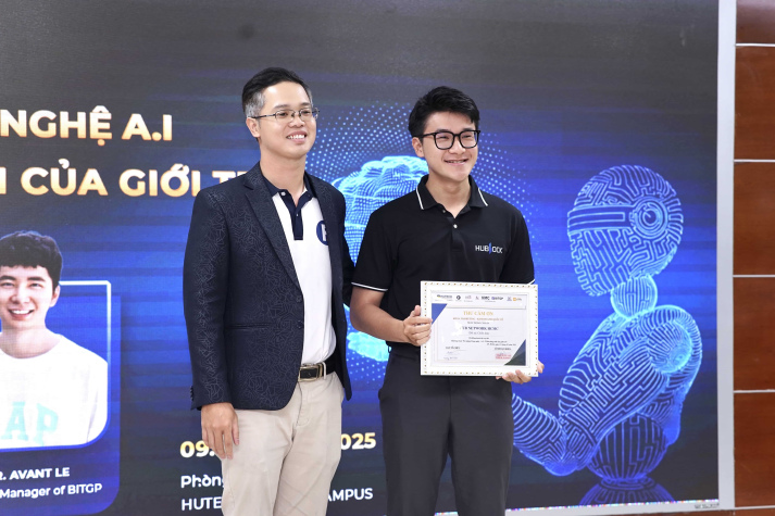 Talkshow "Kỹ năng Công nghệ AI - Tiềm năng mới của giới trẻ" thành công tại HUTECH 8