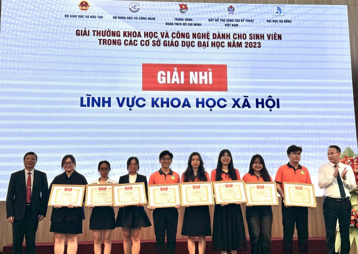 Nhóm SV Khoa Marketing - Kinh doanh quốc tế HUTECH xuất sắc đạt Giải Nhì Giải thưởng Nghiên Cứu Khoa Học Cấp Bộ 2023 24