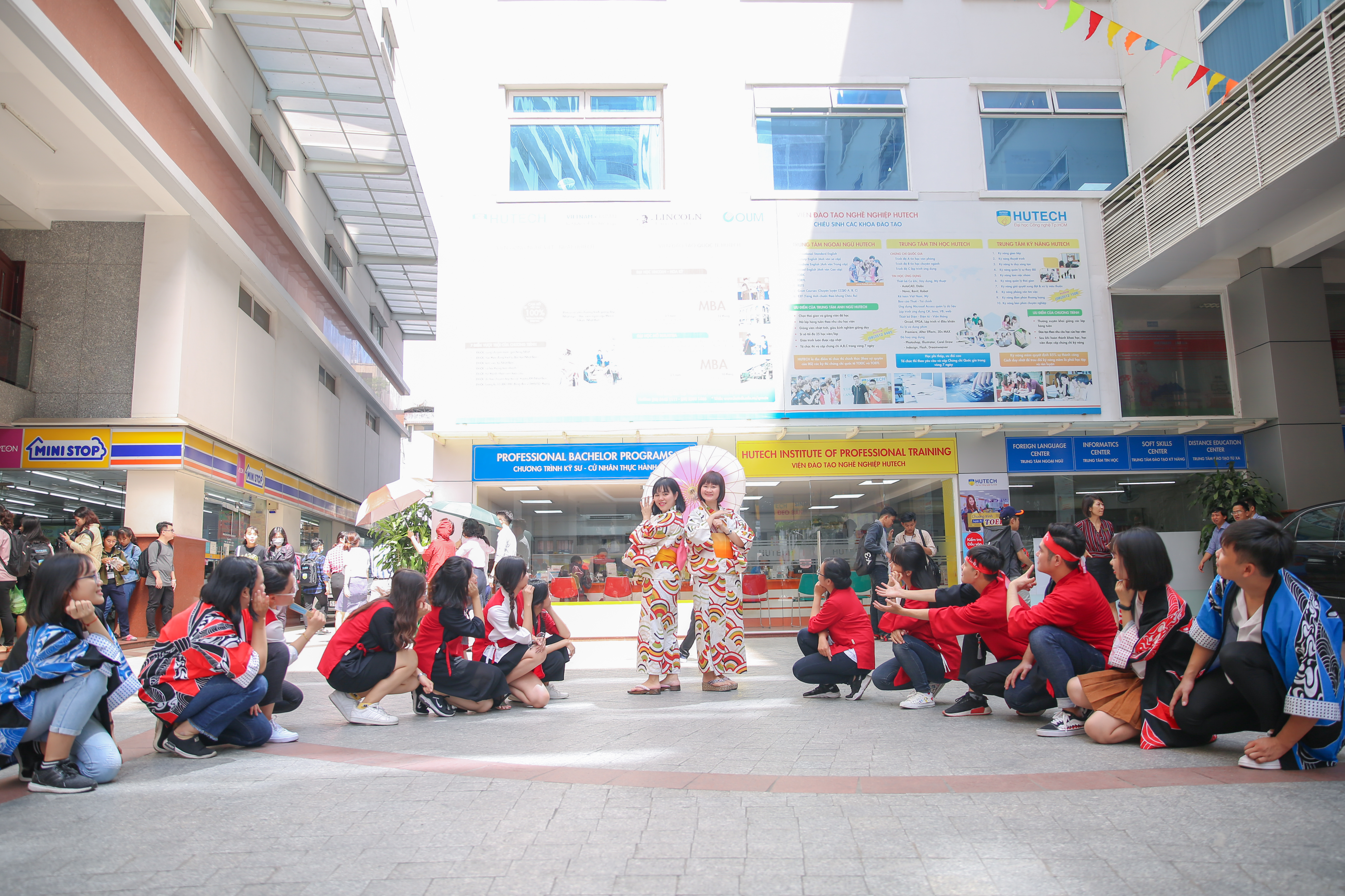 Khoa Nhật Bản học chào mừng ngày 20/11 trong trang phục truyền thống Nhật Bản 38