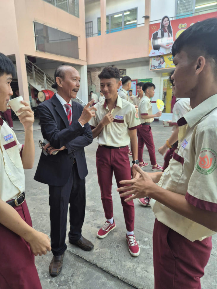 GIẢNG VIÊN KHOA QUẢN TRỊ KINH DOANH ĐỒNG HÀNH CÙNG ĐOÀN TƯ VẤN HUTECH ĐỊNH HƯỚNG TƯƠNG LAI TẠI THPT HOA SEN 36