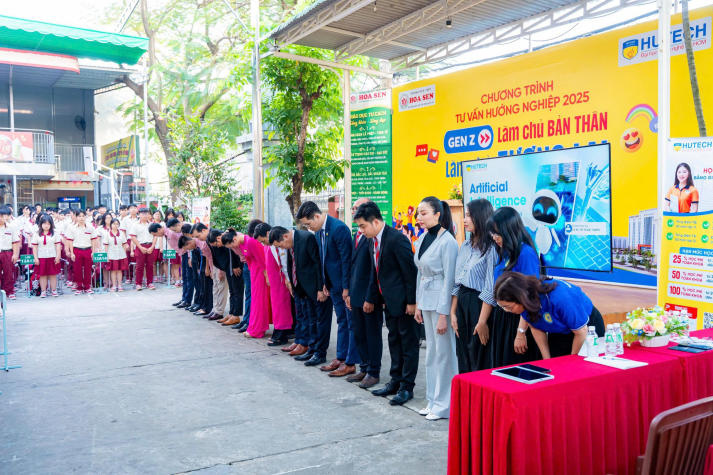 GIẢNG VIÊN KHOA QUẢN TRỊ KINH DOANH ĐỒNG HÀNH CÙNG ĐOÀN TƯ VẤN HUTECH ĐỊNH HƯỚNG TƯƠNG LAI TẠI THPT HOA SEN 47