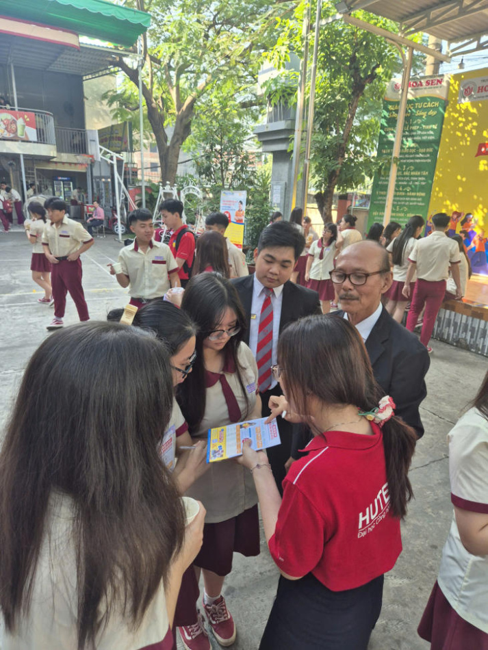 GIẢNG VIÊN KHOA QUẢN TRỊ KINH DOANH ĐỒNG HÀNH CÙNG ĐOÀN TƯ VẤN HUTECH ĐỊNH HƯỚNG TƯƠNG LAI TẠI THPT HOA SEN 34