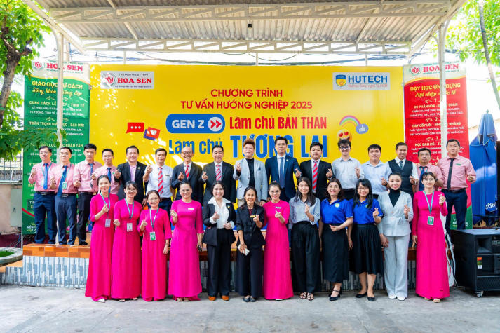 GIẢNG VIÊN KHOA QUẢN TRỊ KINH DOANH ĐỒNG HÀNH CÙNG ĐOÀN TƯ VẤN HUTECH ĐỊNH HƯỚNG TƯƠNG LAI TẠI THPT HOA SEN 49