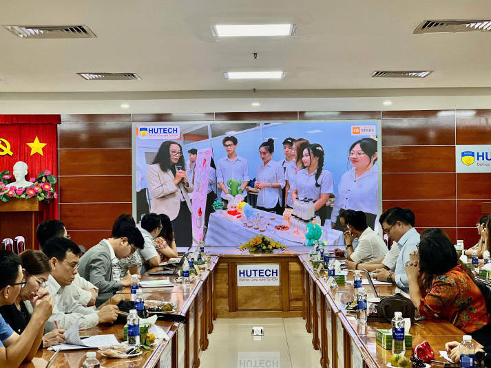 KHOA QUẢN TRỊ KINH DOANH HUTECH: NHÌN LẠI HÀNH TRÌNH RỰC RỠ, SẴN SÀNG BỨT PHÁ CHO HỌC KỲ 2 (2025-2026) 51