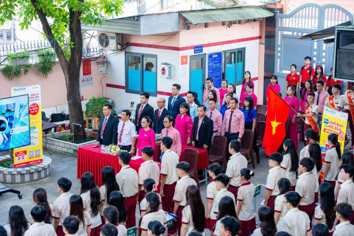 GIẢNG VIÊN KHOA QUẢN TRỊ KINH DOANH ĐỒNG HÀNH CÙNG ĐOÀN TƯ VẤN HUTECH ĐỊNH HƯỚNG TƯƠNG LAI TẠI THPT HOA SEN 5