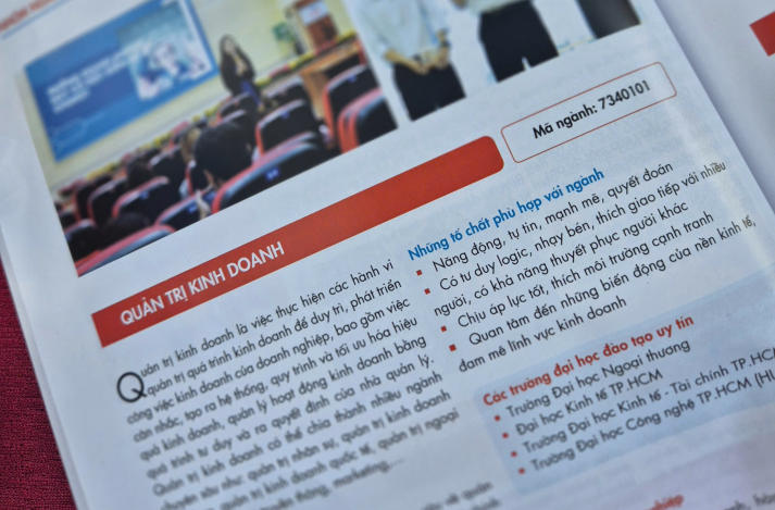 GIẢNG VIÊN KHOA QUẢN TRỊ KINH DOANH ĐỒNG HÀNH CÙNG ĐOÀN TƯ VẤN HUTECH ĐỊNH HƯỚNG TƯƠNG LAI TẠI THPT HOA SEN 20