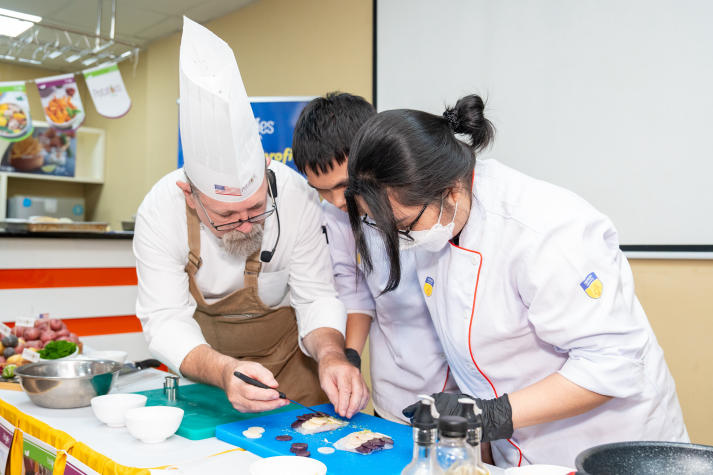 HUTECH Faculty of Tourism and Hospitality Management students learn international culinary techniques from experts 71