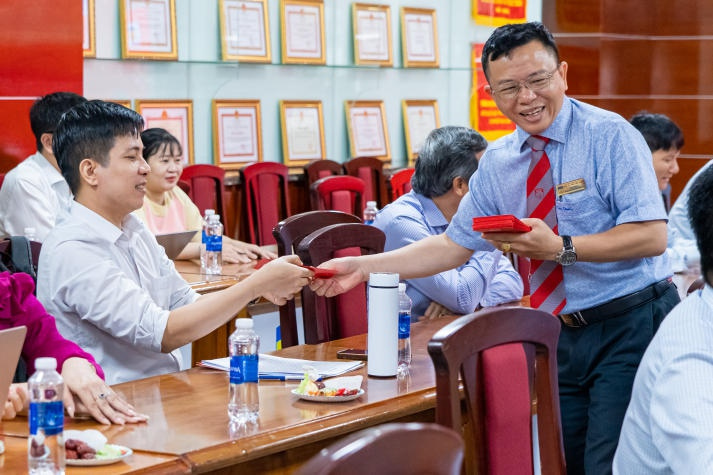 HUTECH Institute of Postgraduate Studies hosts New Year gathering and engages in productive discussions on postgraduate teaching methods 58